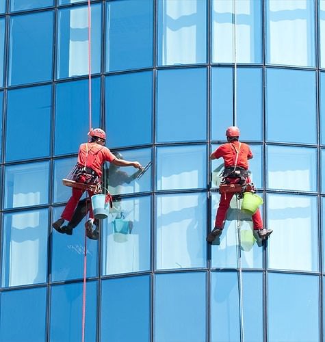 Мытье фасадов промальпинистами в Трёхгорном